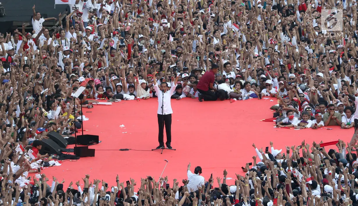 Capres nomor urut 01 Joko Widodo atau Jokowi memberikan pidato pada kampanye akbar di Stadion Utama GBK, Senayan, Jakarta, Sabtu (13/4). Jokowi mengajak seluruh masyarakat yang hadir, agar 17 April 2019 mendatang dapat memilih yang pemimpin yang tepat. (Liputan6.com/Angga Yuniar)