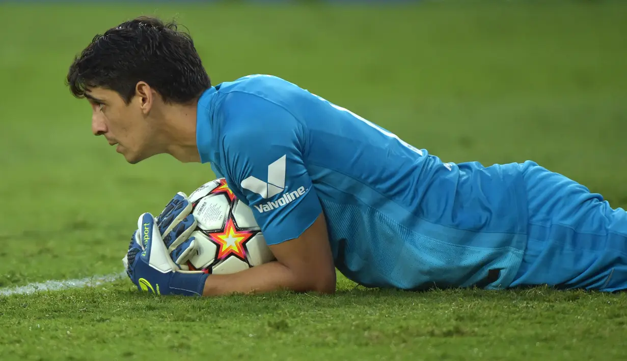Yassine Bounou yang kini membela Al Hilal setelah meninggalkan Sevilla pada awal musim 2023/2024 sebelumnya pernah tampil di Liga Champions hanya bersama Sevilla, yaitu selama tiga musim mulai 2020/2021 hingga 2022/2023. Dalam tiga musim tersebut ia total tampil dalam 15 laga dengan torehan 4 kali clean sheet dan kebobolan 23 gol. (AFP/Cristina Quicler)