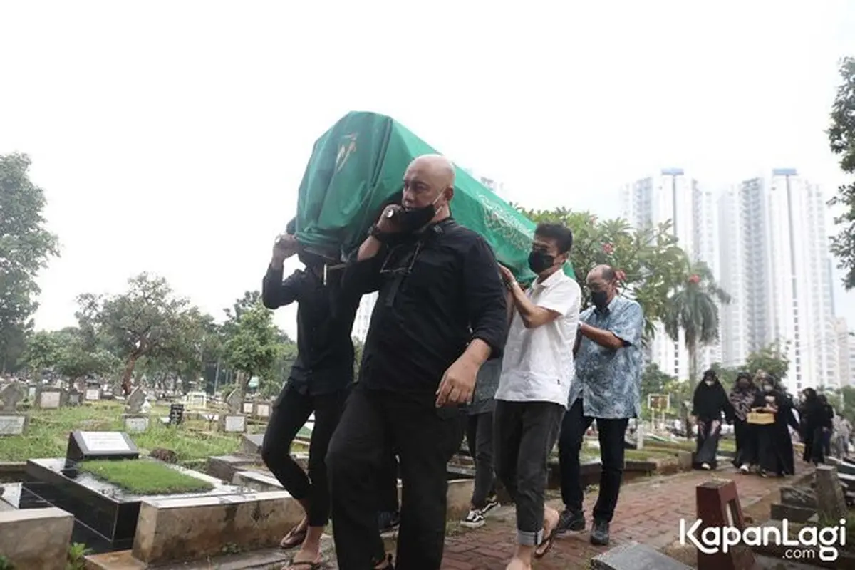 Oddie Agam Meninggal Dunia, Ini 7 Potret Chintami Atmanegara Saat Antarkan Jenazah
