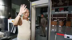 Anggota Majelis Kehormatan MK Bagir Manan melambaikan tangan sebelum memasuki Gedung KPK, Senin (13/2). Bagir Manan bersama Majelis Kehormatan MK kembali mendatangi KPK guna melakukan pemeriksaan lanjutan kepada Patrialis Akbar (Liputan6.com/Helmi Afandi)