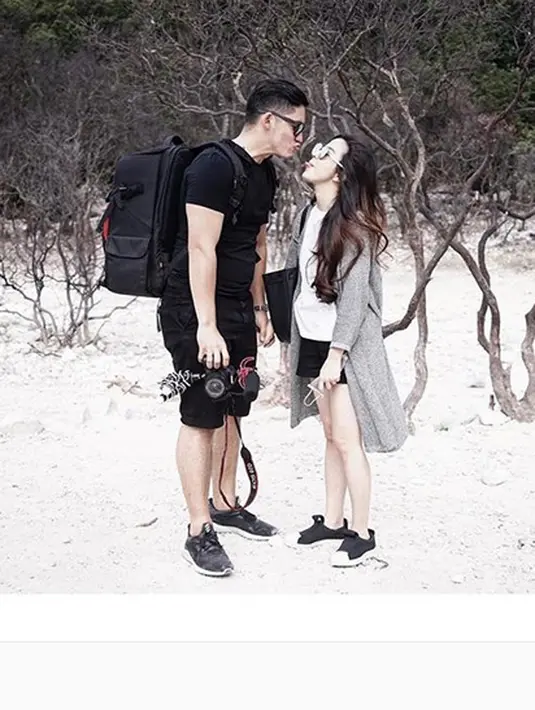 Samuel Zylgwyn dan Franda menikah sejak 8 Agustus 2016. Terkait kehamilannya ini, Franda juga tidak mengikuti program. Bahkan, rencananya, pasangan ini memprogram anak setelah pindah rumah. Namun belum pindah sudah hamil. (Instagram/frandaaa87)