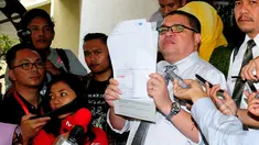 Pengacara Haji Lulung, Razman Nasution saat menyambangi Bareskrim Mabes Polri, Jakarta, Rabu (11/3/2015). Kedatangan Razman Arif Nasution untuk melaporkan Gubernur DKI Jakarta Basuki Tjahaja Purnama atas pencemaran nama baik. 
