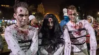 Sejumlah peserta mengenakan kostum menyerupai zombie saat merayakan hari Purim di Tel Aviv (11/3). Purim merupakan hari raya atau pesta Yahudi untuk memperingati pembebasan kaum Yahudi dari kekaisaran Persia. (AFP/Jack Guez)