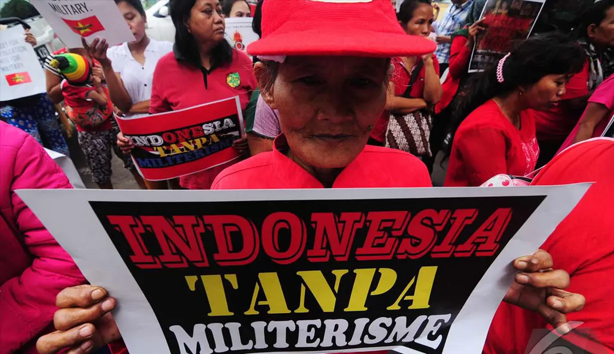 Sejumlah massa dari LBH Jakarta demo didepan Gedung Komisi Pemilihan Pemilu (KPU), Jakarta, Senin (7/7/2014) (Liputan6.com/Faizal Fanani) 