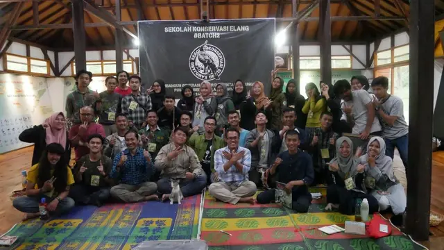 Sebanyak 30 peserta Sekolah Konservasi Elang (SKE) Batch 2, tengah berfoto selepas mengikuti pelatihan selama 2 hari di Pusat Konservasi Elang Kamojang (PKEK) Kamojang