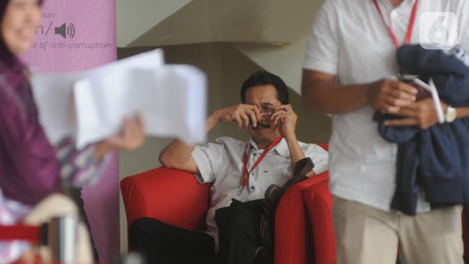 Direktur Utama PTPN XI, Gede Meivera Utama berada di ruang tunggu Gedung KPK sebelum pemeriksaan di Jakarta, Rabu (13/11/2019). Gede diperiksa sebagai saksi untuk tersangka kasus dugaan suap distribusi gula yang juga mantan Direktur Pemasaran PTPN III I Kadek K. Laksana. (merdeka.com/Dwi Narwoko)