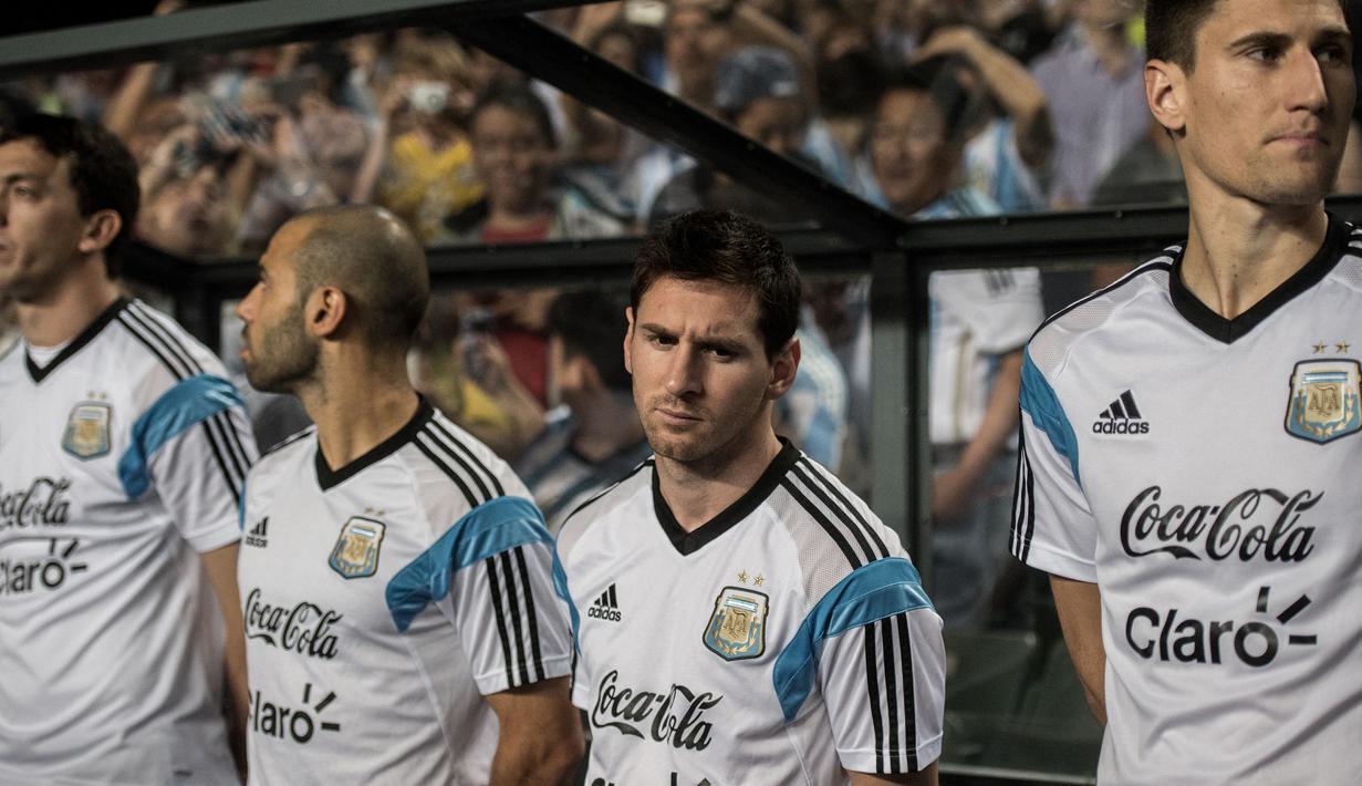 Striker Argentina, Lionel Messi (kedua kanan) berada di bench sebelum dimulainya laga persahabatan internasional antara Timnas Argentina menghadapi Hong Kong di Hong Kong Stadium, Hong Kong (14/10/2014). (AFP/Anthony Wallace)