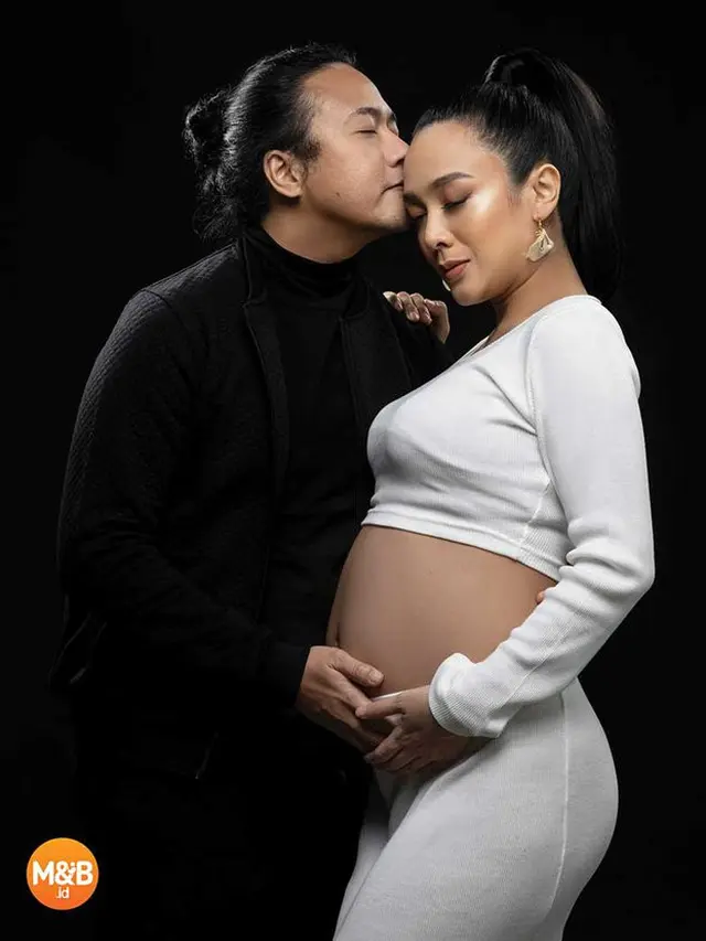 Menanti 12 Tahun, Ini 6 Potret Maternity Shoot Dea Ananda Bertema Monokrom