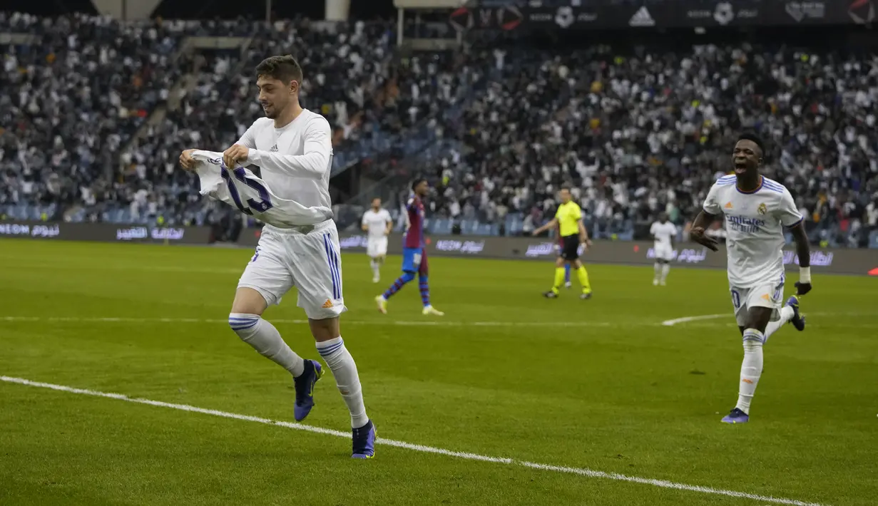 Gelandang Real Madrid, Federico Valverde berselebrasi usai mencetak gol ke gawang Barcelona pada pertandingan semifinal Piala Super Spanyol di Stadion King Fahd di Riyadh, Arab Saudi, Kamis (13/1/2022). Real Madrid menang tipis atas Barcelona 3-2 lewat perpanjangan waktu. (AP Photo/Hassan Ammar)