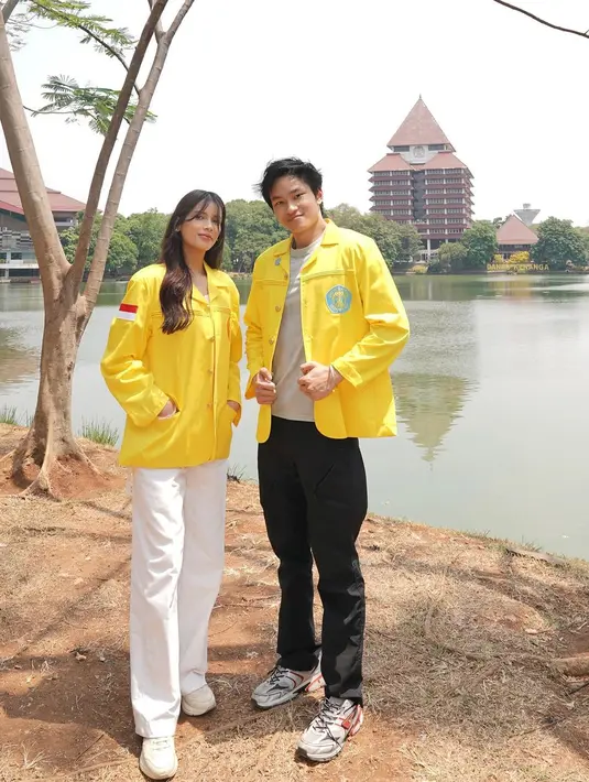 Menariknya, foto Azka bareng ibunya saat kuliah ini justru jadi sorotan netizen. Netizen menyebut mereka bisa saling jaga.“Nada jagain Bapaknya biar ga genit ke cewe laen, Azka jagain mamaknya biar ga digodain cowo laen,” tulis seorang netizen di kolom komentar unggahan Sabrina. (Liputan6.com/IG/@sabrinachairunnisa_)