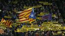 Aksi suporter Barcelona mengibarkan bendera Catalan 'Estelada', pada laga Copa del Rey di Camp Nou stadium, Barcelona, (11/1/2018). Barcelona menang 5-0 atas Celta Vigo. (AP/Manu Fernandez)