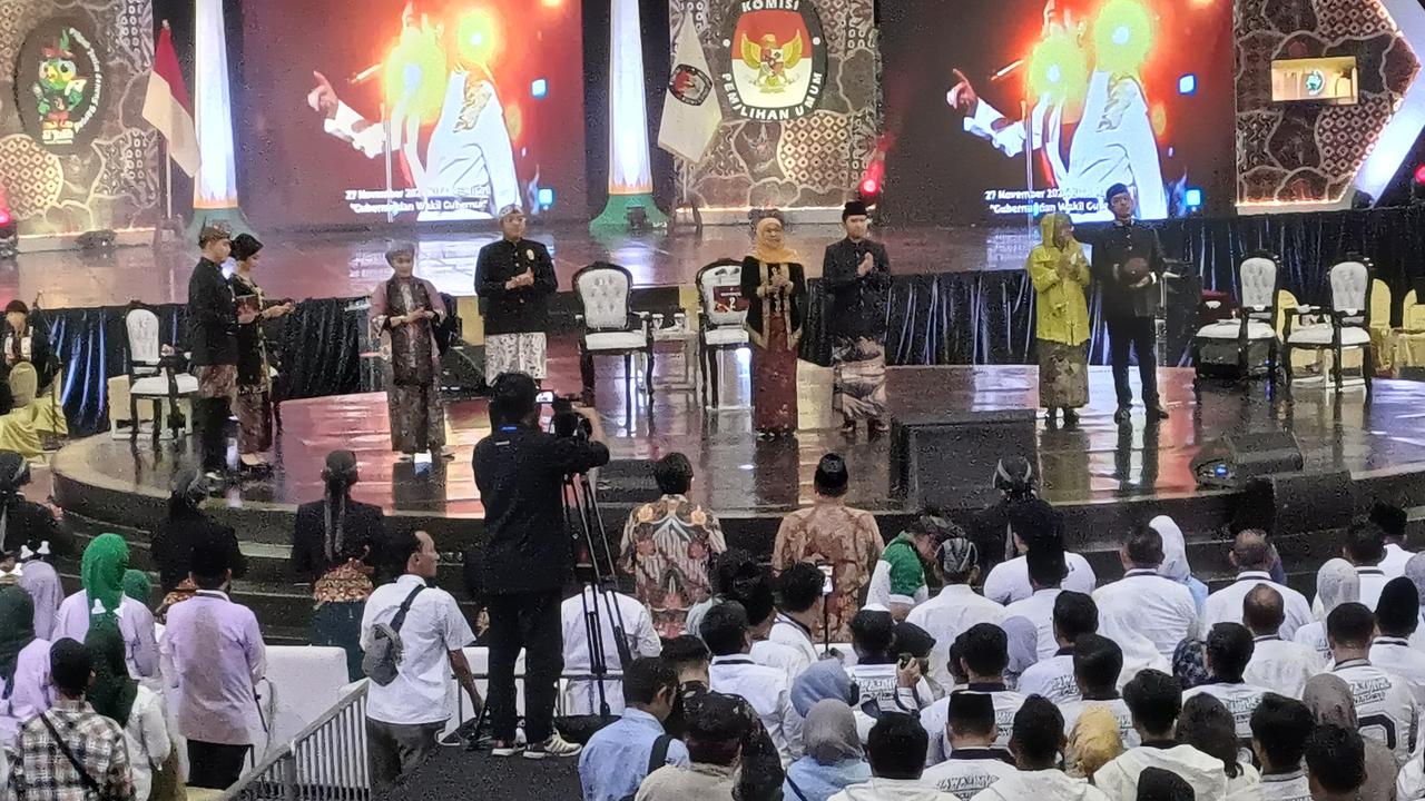 Debat Perdana Pilgub Jatim: Begini Solusi Ditawarkan 3 Paslon di Bidang Kemiskinan, Pendidikan Gratis, dan Kanker