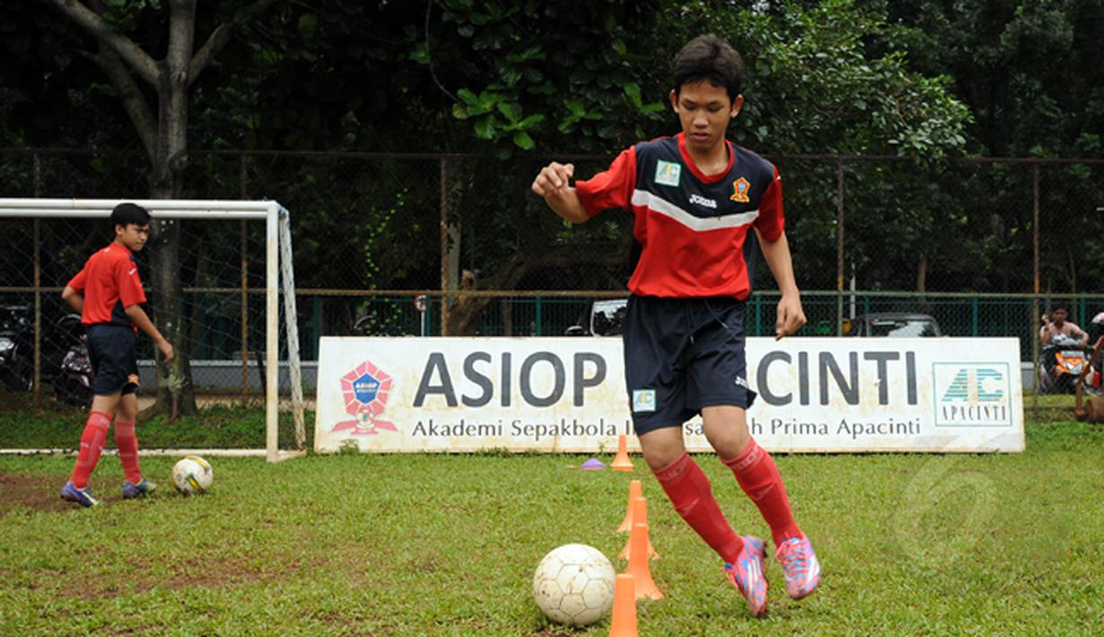 Salah satu anak berlatih memainkan bola di SSB ASIOP Apacinti di Lapangan A Senayan, Jakarta, Jumat (20/2/2015). (Liputan6.com/Helmi Fithriansyah)