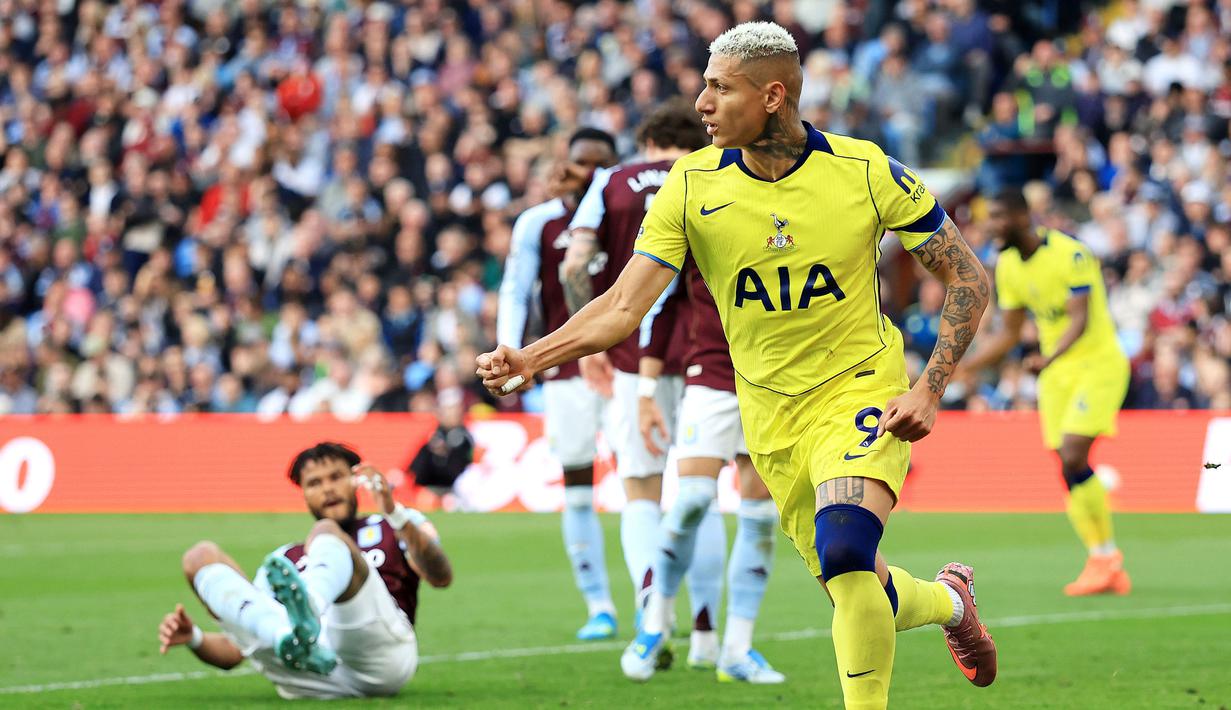 Dua gol The Lilywhites dicetak oleh Conor Gallagher (12') dan Richarlison (25'). Sementara gol tuan rumah dicetak oleh Emiliano Buendia (90+6). (AP Photo/PA/Nigel French)