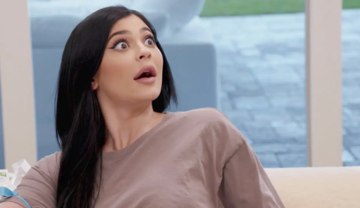 Kylie Jenner sendiri mengaku berat badannya baik 18 kilo meski ia langsung menghapus tweetnya. (Life of Kylie)