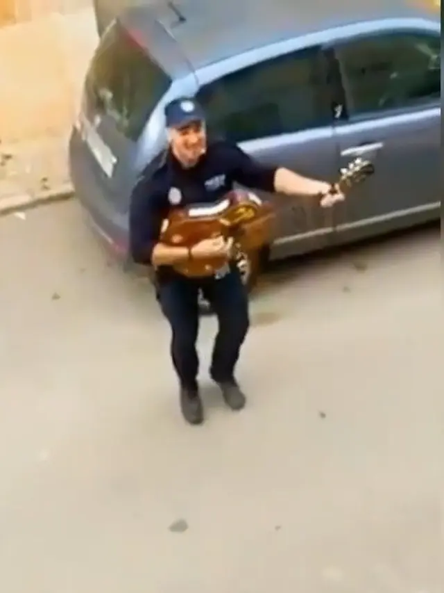 polisi spanyol hibur warga saat patroli