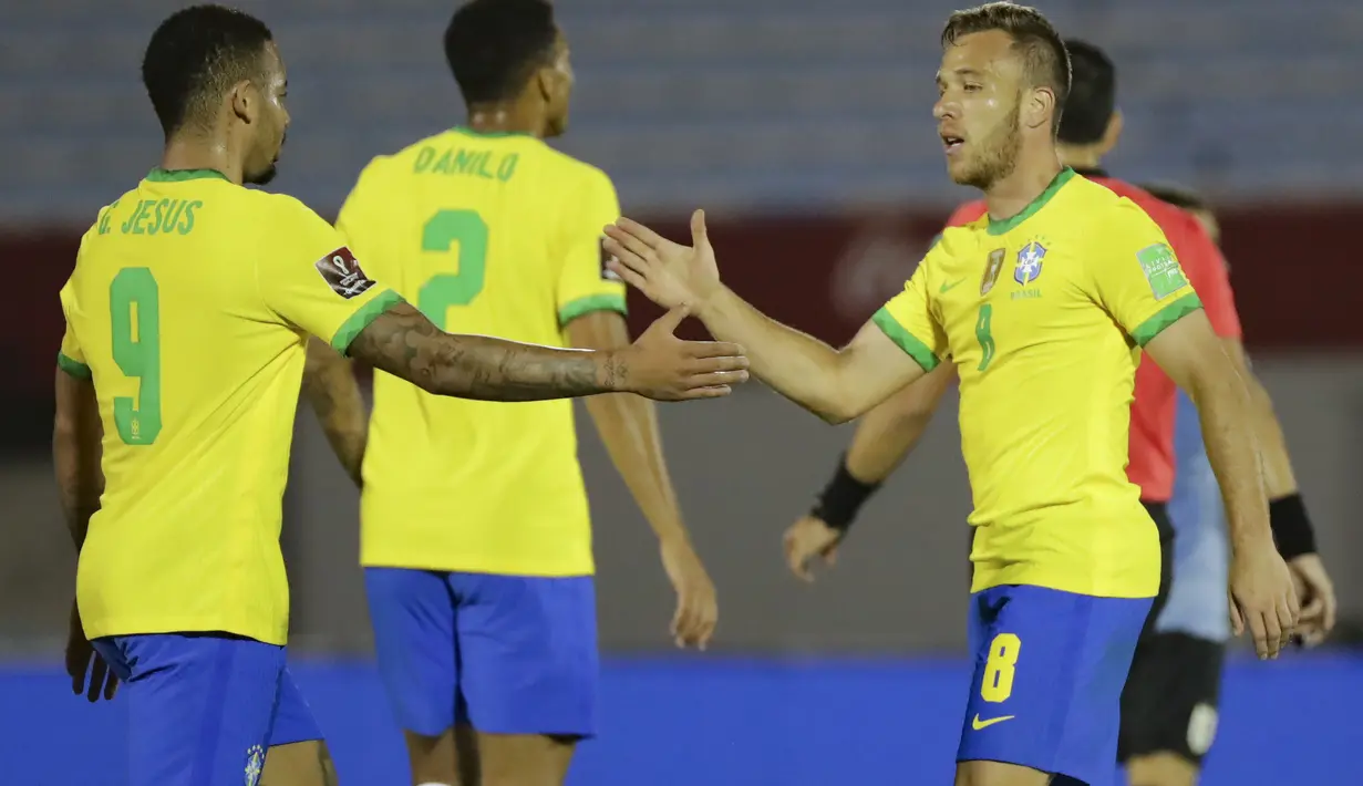 Gelandang Brasil, Arthur (kanan) berselebrasi dengan rekan-rekannya usai mencetak gol ke gawang Uruguay pada pertandingan keempat kualifikasi Piala Dunia 2022 zona CONMEBOL di Estadio Centenario, Montevideo, Selasa (17/11/2020). Brasil menang atas Uruguay 2-0. (Raul Martinez / Pool via AP)