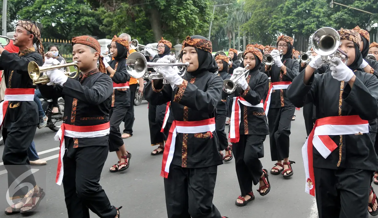 Peserta Kirab Budaya Merah Putih memainkan terompet, Bogor, Jawa Barat, Minggu (13/11). Acara ini bertujuan untuk memperkenalkan budaya bangsa kepada anak-anak muda dan sekaligus mempromosikan wisata serta kuliner Bogor. (Liputan6.com/Yoppy Renato)