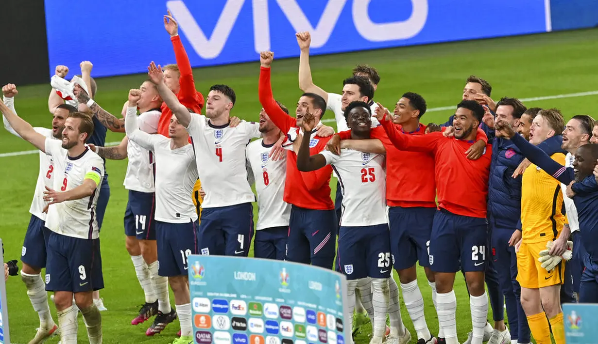 Para pemain Inggris melakukan selebrasi usai mengalahkan Denmark pada pertandingan semifinal Euro 2020 di Stadion Wembley, London, Kamis (8/7/2021). Inggris menang atas Denmark dengan skor 2-1. (Justin Tallis/Pool Photo via AP)
