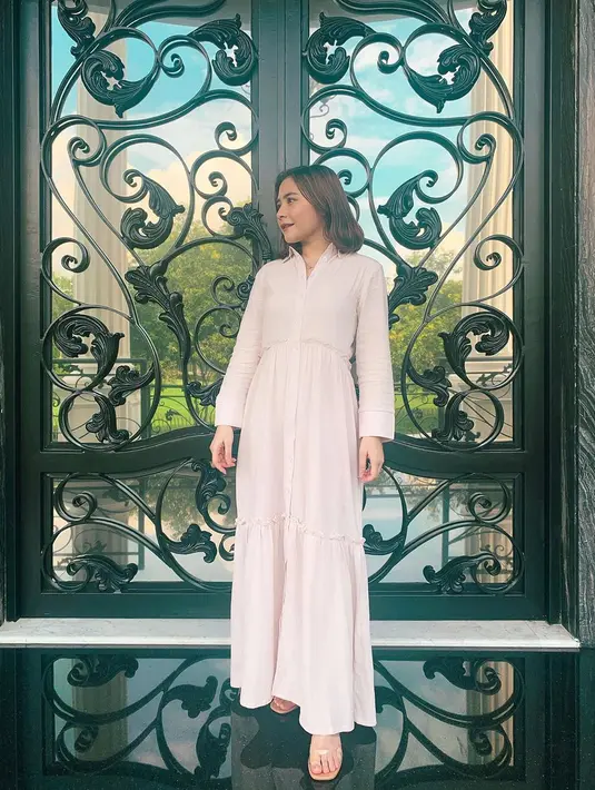 "Yaa walaupun udah ada himbauan new normal dan tempat yang buka, cuma aku parnoan ya, memilih untuk waspada aja sama pandemi ini," pungkas Prilly Latuconsina. (Instagram/prillylatuconsina96)