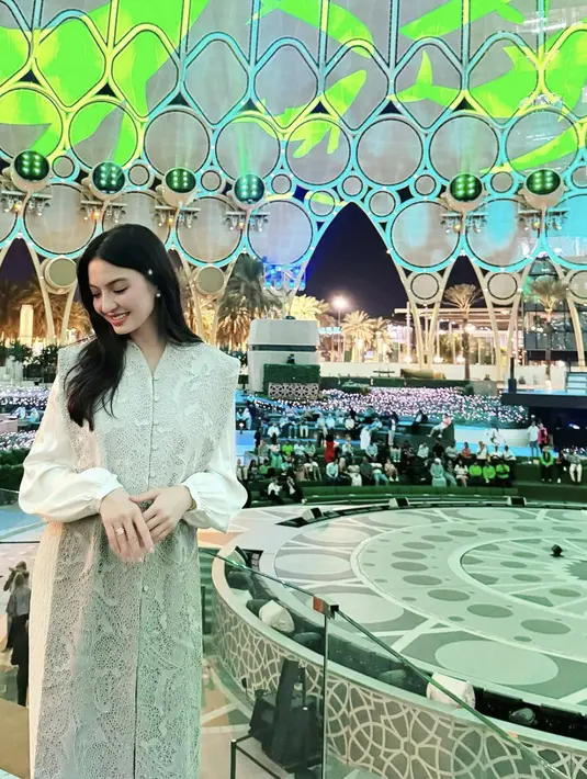 Kali ini Raline terlihat mengenakan pakaian berlapis. Ia menambahkan luaran dengan bordir yang senada dengan warna dasar pakaian untuk kemewahan gaya yang santun sekaligus sempurna.  [Foto: Instagram/ Raline Shah]