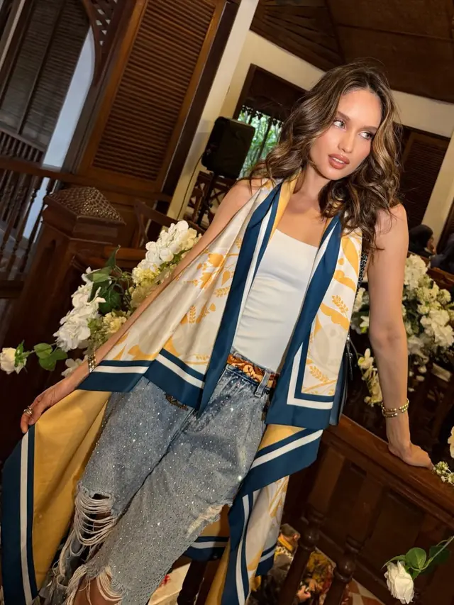 Cinta Laura saat Hadir Tedak Siten Putra Erika Carlina mengenakan outer kuning. [@claurakiehl]