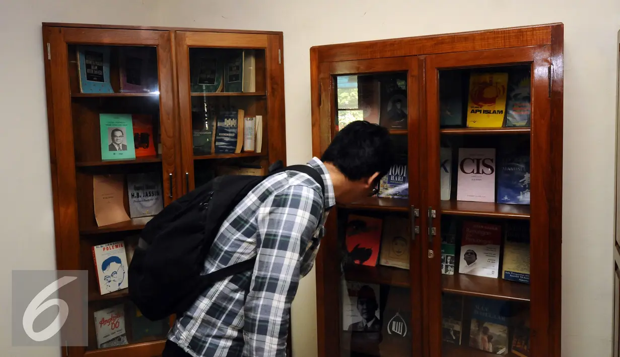 Pengunjung melihat-lihat koleksi buku di Pusat Dokumentasi Sastra HB Jassin, Jakarta, Kamis (8/9). PDS HB Jassin merupakan tempat pendokumentasian arsip kesusastraan nasional Indonesia yang didirikan pada 28 Juni 1976. (Liputan6.com/Helmi Fithriansyah)