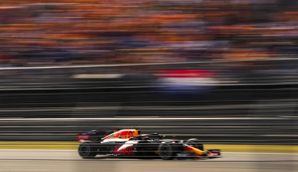 Pada balapan yang berlangsung di Sirkuit Zandvoort, Minggu (5/9/2021), Verstappen start dari posisi terdepan. (Foto: AP/Francisco Seco)