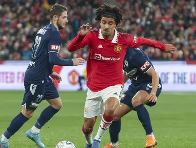 Pemain Manchester United, Zidane Iqbal saat menghadapi Melbourne Victory dalam laga pramusim 2022/2023 di Melbourne Cricket Ground, Australia, Jumat (15/7/2022). (AP/Asanka Brendon Ratnayake)