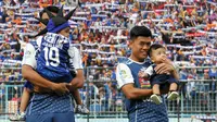 Jefri Kurniawan (kanan) mengajak anak foto bersama jelang laga Arema vs Persela di Stadion Kanjuruhan, Malang, Sabtu (7/7/2018). (Bola.com/Iwan Setiawan)