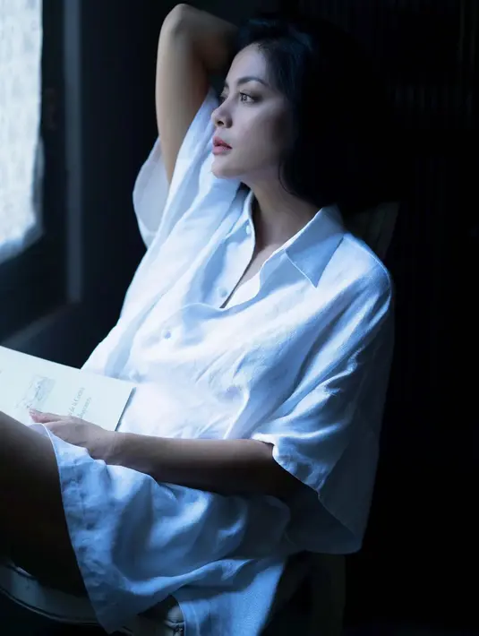 Lulu Tobing dibalut oversized shirt putih, menampilkan kecantikannya yang luar biasa. [Foto: Instagram/lutob]