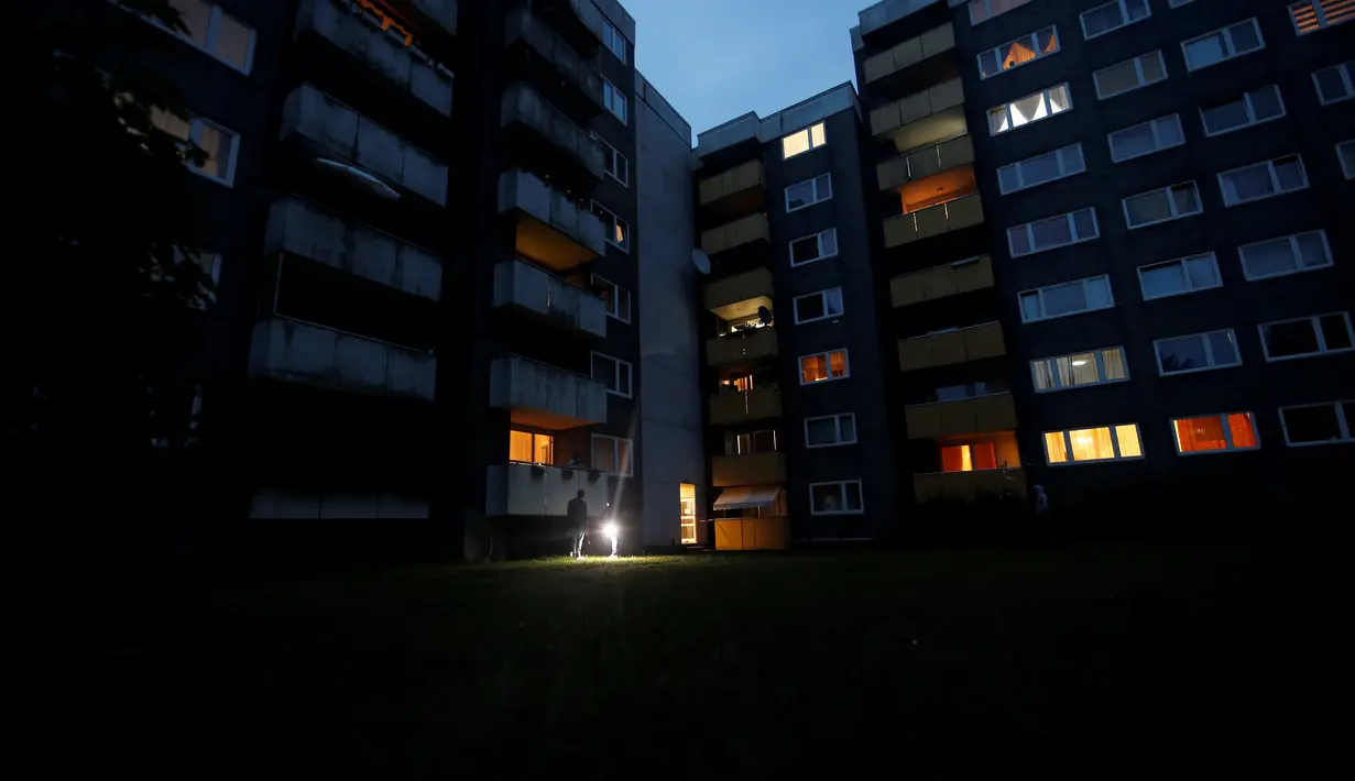 Suasana apartemen tempat lima anak ditemukan tewas di kota Solingen, Jerman barat (3/9/2020). Seorang ibu diduga membunuh lima anaknya (yang berusia satu, dua, tiga, enam dan delapan tahun) sebelum mencoba bunuh diri dengan melompat di depan kereta, kata polisi. (AFP/Leon Kuegeler)