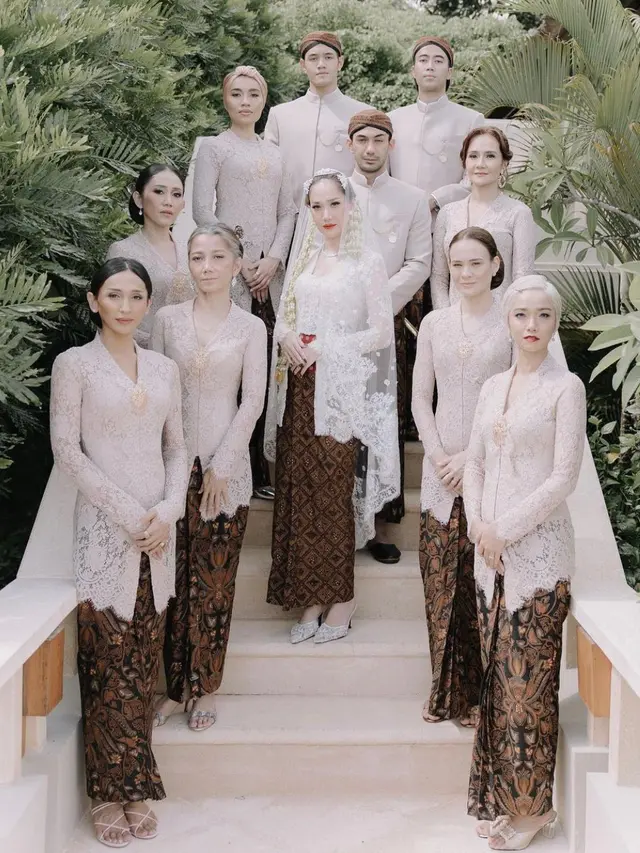 Potret BCL dengan Bridesmaid dan Groomsmen (Instagram/@itsmebcl)