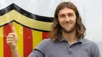 Rekrutmen Barcelona yang paling anyar, defender asal Ukraina, Dmytro Chygrynskiy berpose di luar Nou Camp Stadium seusai meraih kesepakatan kontrak personal dengan klub, 30 Agustus 2009. AFP PHOTO / LLUIS GENE 