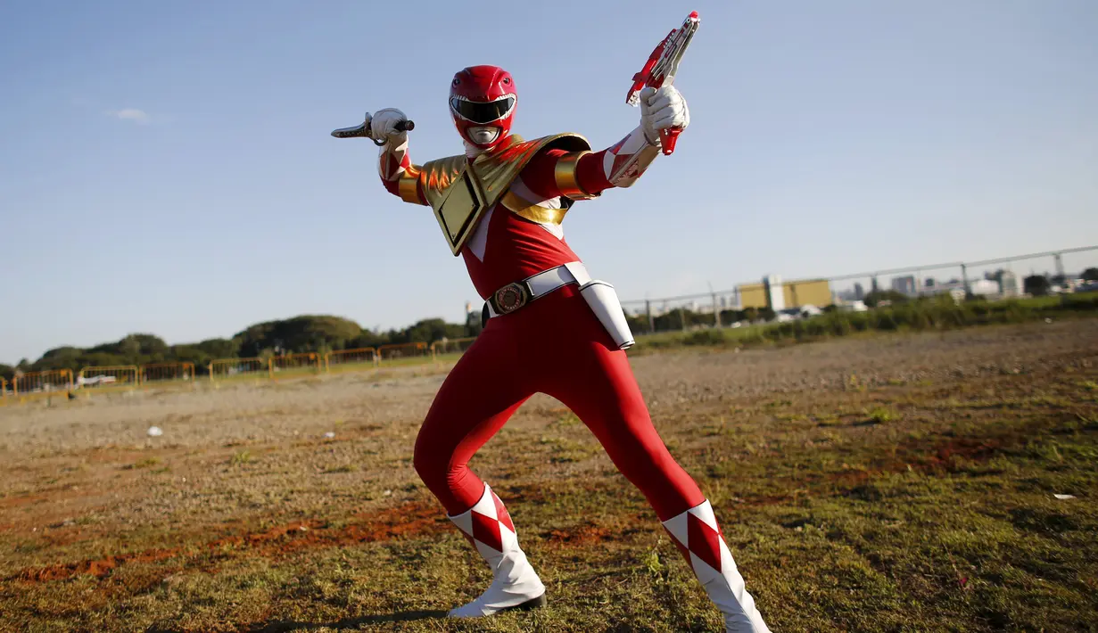 Seorang peserta bergaya seperti Power Rangers super hero asal Jepang saat pameran "Anime Friends". di Sao Paulo, Brasil, (19/7/ 2015). Film Power Rangers sempat populer di Indonesia pada tahun 90an. (REUTERS/Nacho Doce)