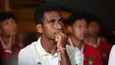 Ekspresi kapten Timnas Indonesia U-17, Iqbal Gwijangge, saat menyaksikan pengundian babak penyisihan grup Piala Dunia U-17 2023 dari salah satu restoran di Jakarta, Jumat (16/9/2023). (Bola.com/Abdul Aziz)
