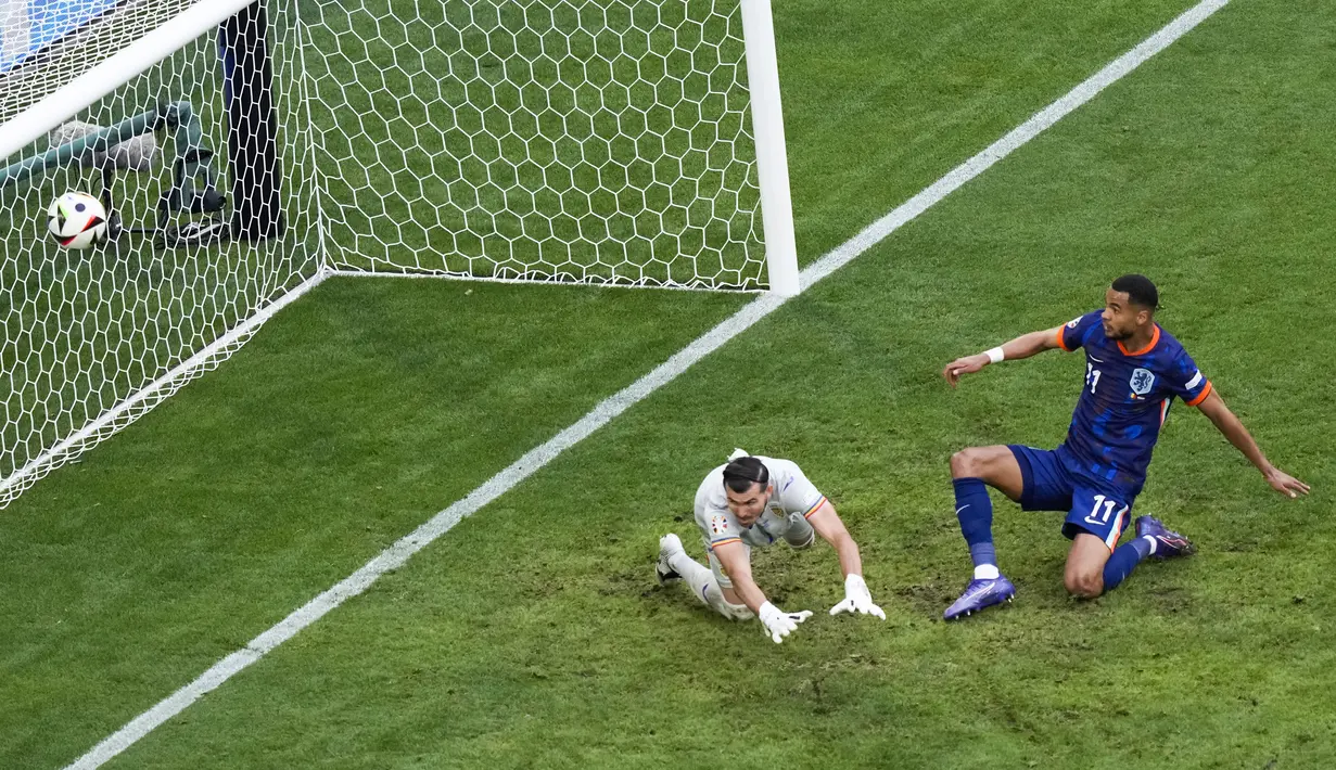 Tiga gol tim Oranye dicetak Cody Gakpo pada menit ke-19, dan Donyell Malen pada menit ke-82 dan menit ke-93. (AP Photo/Frank Augstein)