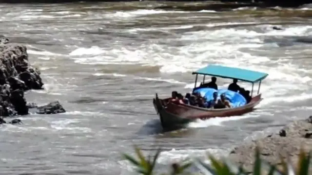 Perjalanan melewati sungai ke titik pendakian Gunung Liangpran di Kalimantan Timur. (Dok: YouTube Surianto Effendi https://youtu.be/QMX2oHGSLVw?si=-FeDCmXZT3XkCB2r)