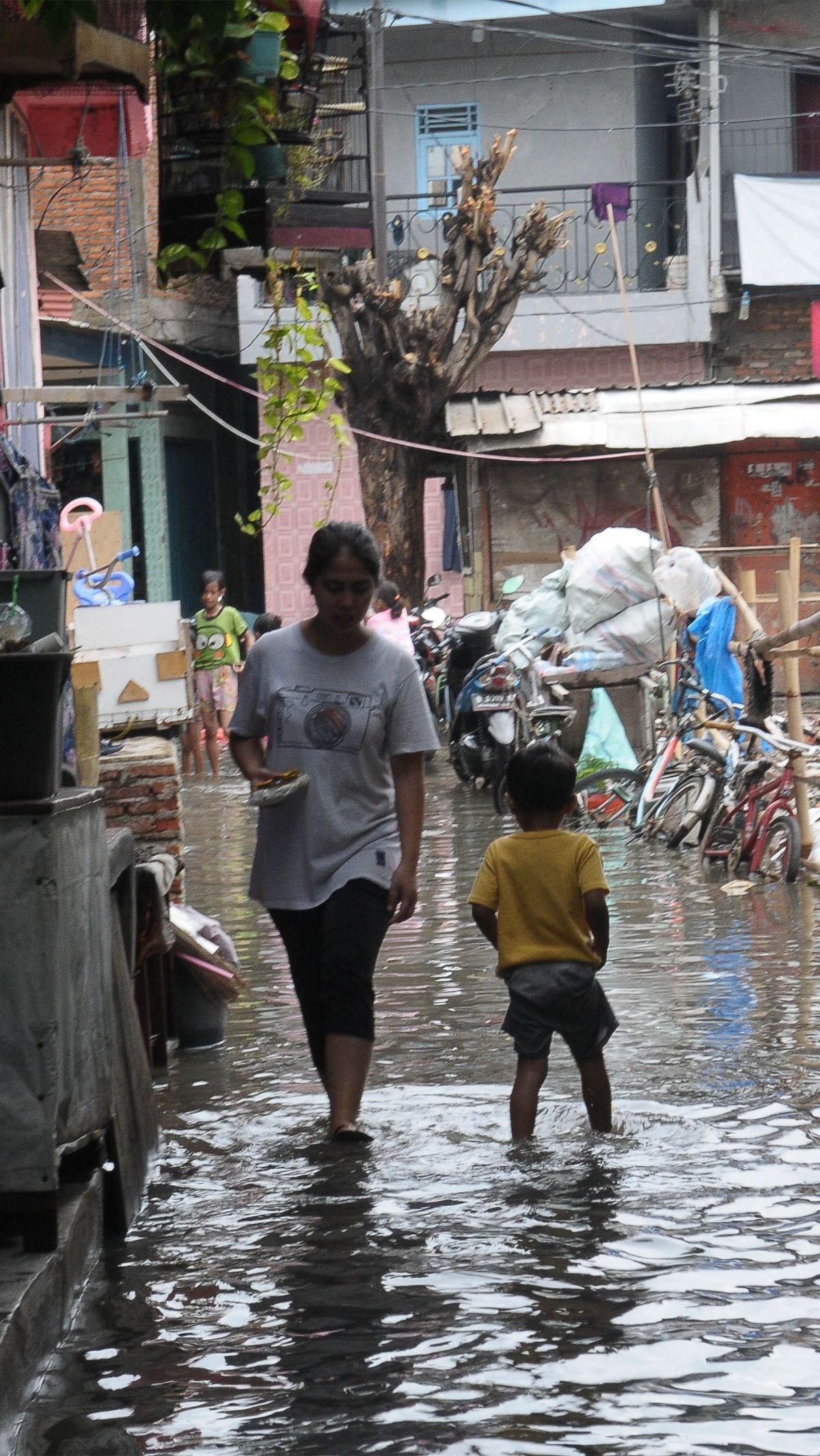 Banjir yang merendam kawasan tersebut mencapai ketinggian sekitar 30 sentimeter.&nbsp;Foto: Merdeka.com/Imam Buhori