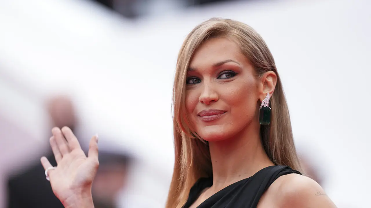 Bella Hadid dalam Festival Film Cannes 2025. (Scott A Garfitt/Invision/AP)