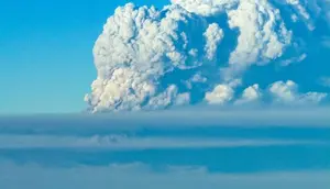 Kolom Abu Erupsi Anak Krakatau Menjulang Terlihat dari Pesawat