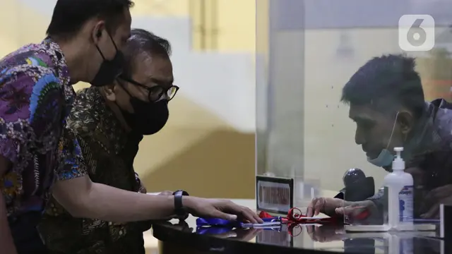 Ekspresi Mantan Gubernur Jatim Soekarwo usai Jalani Pemeriksaan KPK