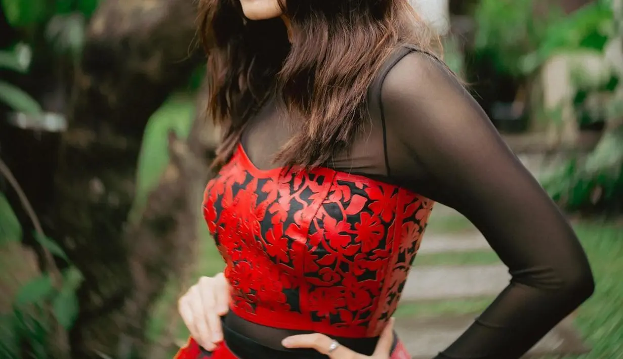 Mawar cukup sering memakai lipstick berwarna natural. Tapi di beberapa kesempatan yang tampil dengan lipstick merah. [Instagram/mawar_eva]