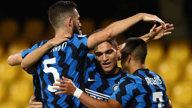Penyerang Inter Milan, Lautaro Martinez (tengah) berselebrasi setelah mencetak gol ke gawang Benevento pada laga giornata kedua Serie A di Stadio Ciro Vigorito, Rabu (30/9/2020). Inter Milan tanpa kesulitan berarti mencukur tim promosi Liga Italia Benevento 5-2. (Alessandro Garofalo/LaPresse via AP)
