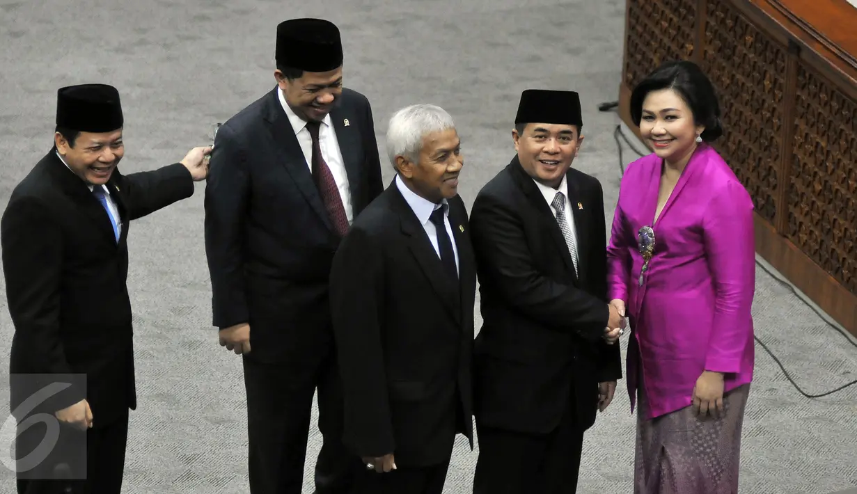 Pimpinan DPR memberikan ucapan selamat kepada Alfia Reziani usai pelantikan Pengganti Antar Waktu, Puan Maharani, Jakarta, Kamis (17/3/2016). Alfia menggantikan Puan yang menjadi Menko PMK. (Liputan6.com/Johan Tallo)