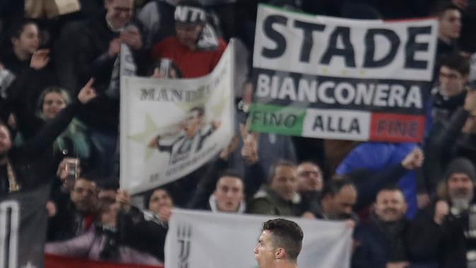 Selebrasi penyerang Juventus Cristiano Ronaldo usai mencetak gol ke gawang Atletico Madrid pada leg kedua babak 16 besar Liga Champions di Allianz Stadium, Turin, Selasa (12/3). Juventus menang 3-0. (AP Photo/Luca Bruno)