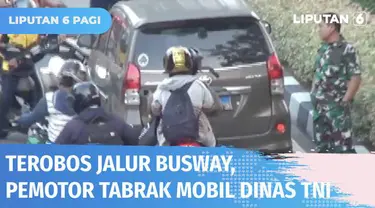 Sama-sama melanggar lalu lintas karena masuk jalur bus Transjakarta, sebuah kendaraan dinas TNI ditabrak pengendara sepeda motor. Tabrakan terjadi saat mobil dinas TNI berhenti mendadak di jalur busway karena ada razia.