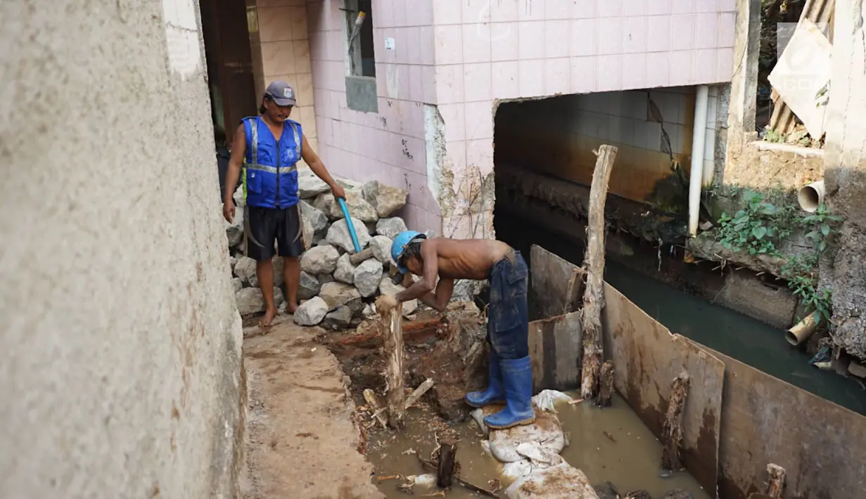 Pekerja menyelesaikan pembangunan tanggul aliran Kali Pulo di kawasan Jati Padang, Pasar Minggu, Jakarta Selatan, Rabu (7/8/2019). Sudin Sumber Daya Air Jakarta Selatan mengerahkan 15 sampai 16 pekerja untuk pembangunan tanggul. (Liputan6.com/Immanuel Antonius)
