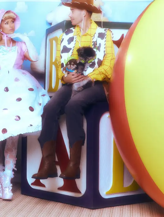 Sang suami, Carter Reum, cosplay jadi tokoh utama Toy Story, Si Cowboi Woody dalam busana yang khas [@parishilton]