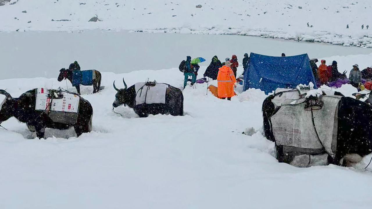 FOTO: Terjebak Badai Salju di Tibet, Pendaki Tewas dan Ratusan Diselamatkan dari Lembah Karma